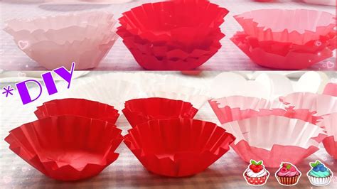 Foto de cápsulas de cupcakes de papel listas en la bandeja de horno
