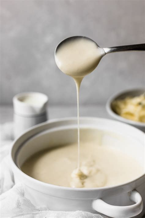 Infografía con los ingredientes básicos de la salsa blanca: harina, mantequilla y leche.