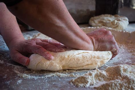 Imagen de masa de pan de queso en proceso de amasado, con la textura uniforme.