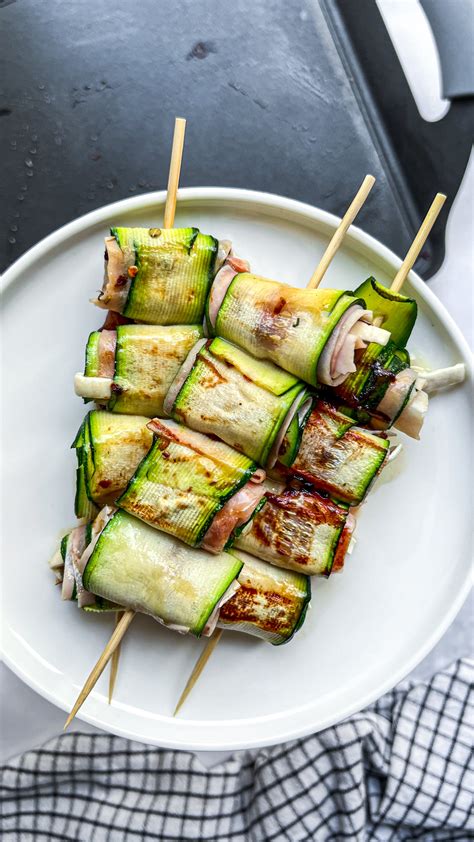 Ingredientes variados para brochetas: queso, jamón, rúcula, aceite, especias.