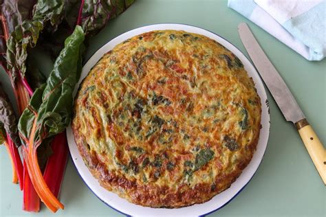 Foto de una tortilla de acelgas recién hecha en un plato
