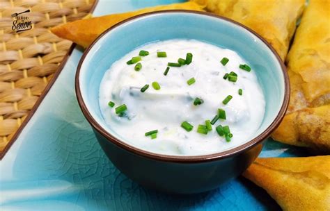 Foto de una pequeña salsera con salsa de yogur griego y cebollino