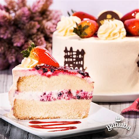 Torta tres leches con merengue y frutos rojos