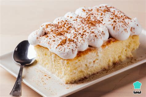 Corte de torta tres leches con capas y manjar