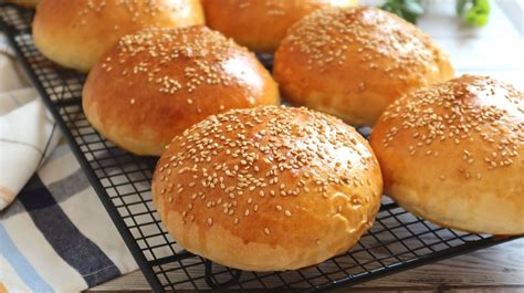 Panes de hamburguesa brioche dorados y listos para salir del horno