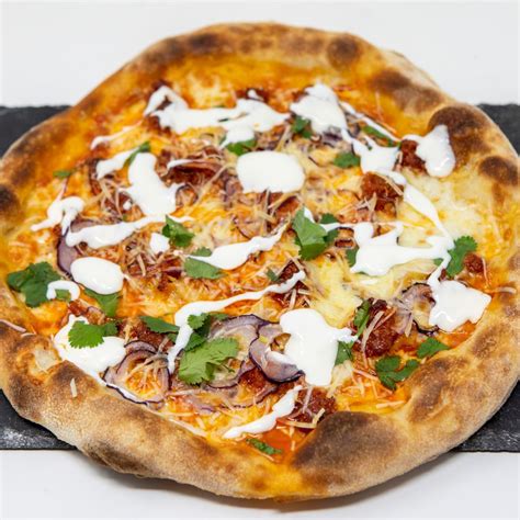 Pizza de sobrasada y cebolla con albahaca fresca