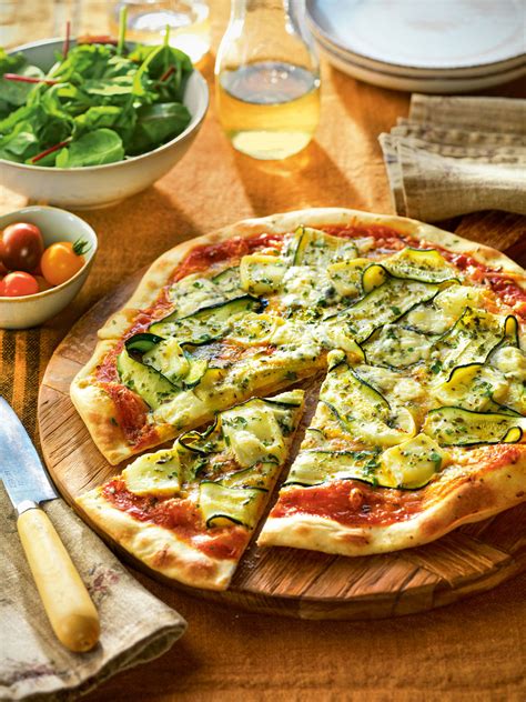 Pizza blanca con calabacín, quesos variados y albahaca