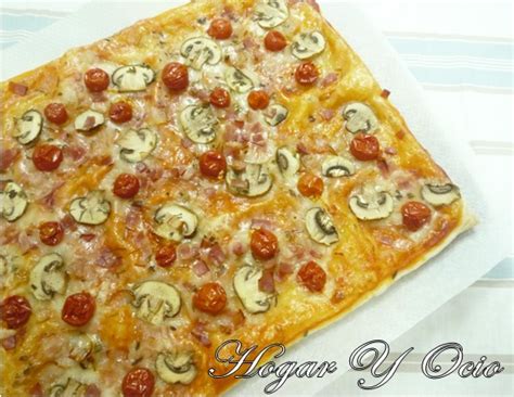 Pizza de hojaldre con champiñones, aceitunas y tomates confitados