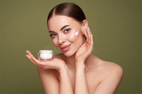 Imagen de una persona aplicando leche virginal en su rostro con una rutina de skincare