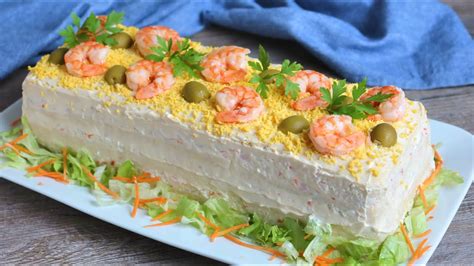 Ingredientes frescos para un pastel de marisco colorido