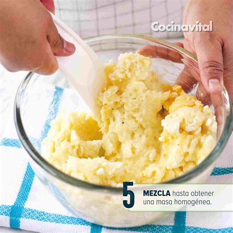 Proceso de mezcla de los ingredientes para el relleno del pastel de marisco