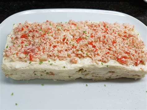 Pastel de marisco terminado, decorado y listo para servir