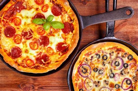 Pizza casera cocinada en sartén con bordes ligeramente levantados.