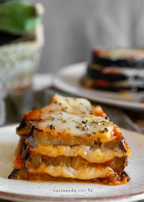 Esquema de las capas de berenjena, tomate y queso
