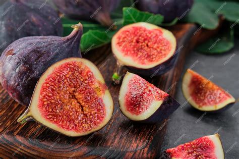 Higos verdes cortados en cuartos sobre una tabla de cortar