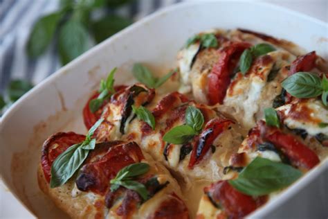 Pechugas de pollo al horno estilo Caprese con tomate y mozzarella