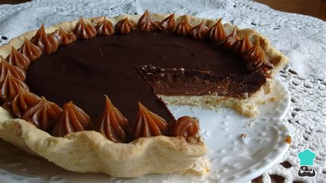 Foto de una torta rellena y cubierta con manjar (dulce de leche).