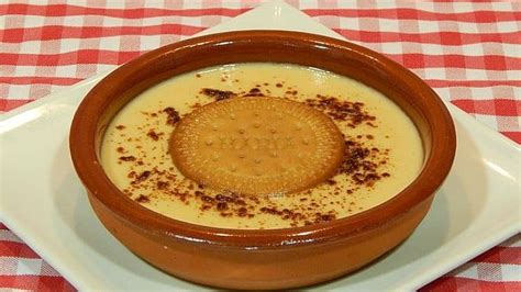 Plato con natillas caseras, cada una coronada con una galleta María.