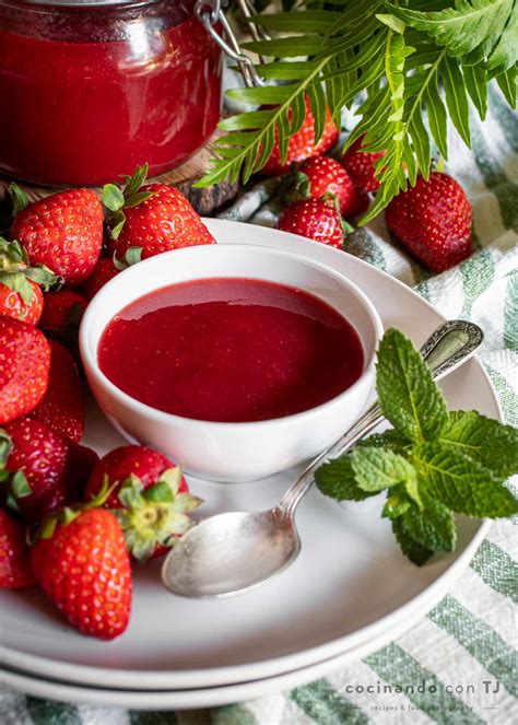 bol de coulis de fresa fresco con fresas enteras de adorno