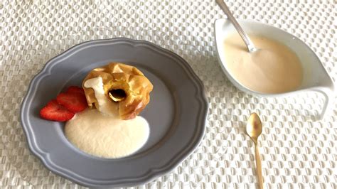 crema inglesa vertiéndose sobre un plato