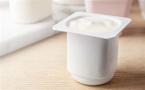 Foto: Jóvenes consumiendo yogur en un entorno universitario