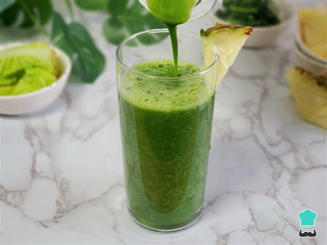 Imagen de los ingredientes frescos para preparar el jugo de piña con apio.