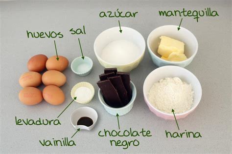 Infografía comparativa de los ingredientes y pasos de la torta Pompadour y la tarta Banoffee.
