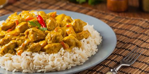 Plato principal de pollo al curry con arroz y verduras