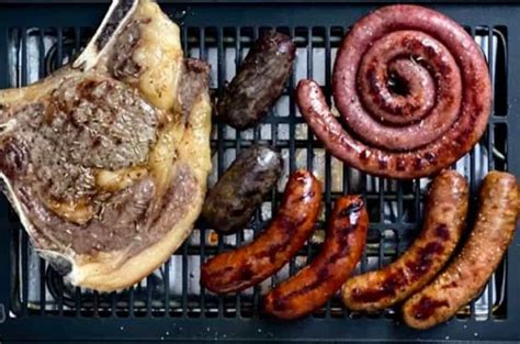 Parrillada variada con chorizos, carnes y ensalada