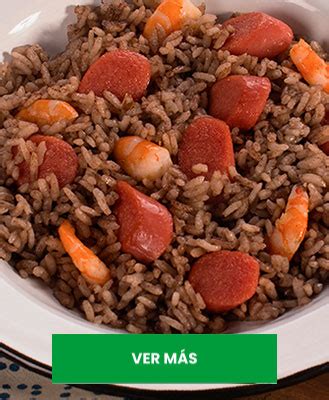 Arroz mar y tierra servido en una paellera