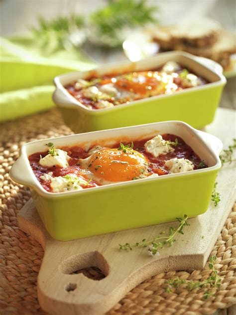 Huevos al horno en diferentes recipientes individuales