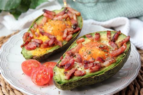 Huevos horneados dentro de aguacates