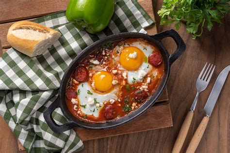 Huevos al horno en cazuela de hierro con salsa de tomate