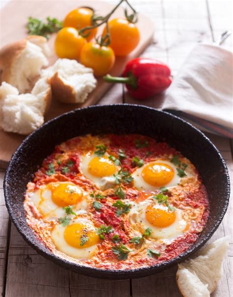 Plato de shakshuka con pan recién hecho