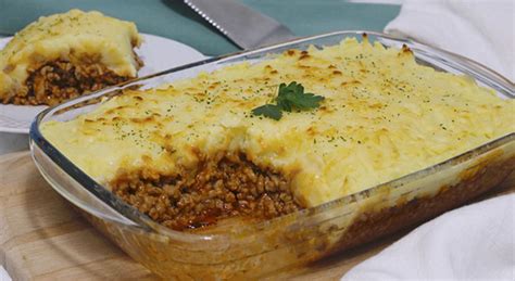 Pastel de papa chileno recién horneado con azúcar caramelizada