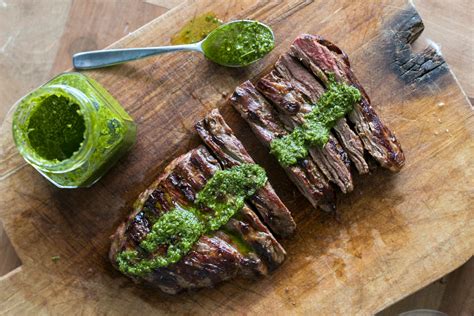 Foto: Plato de entraña argentina servida con chimichurri y ensalada