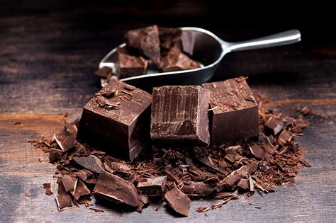 Paleta de ingredientes para rellenos de chocolate semiamargo: frutas exóticas, frutos secos y licores