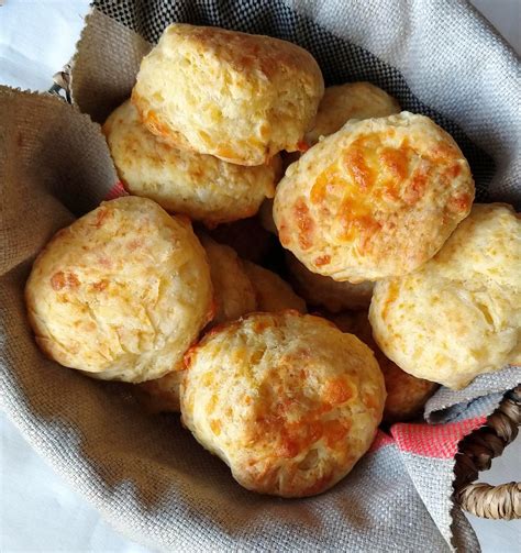 Mesa con mate y scones de queso