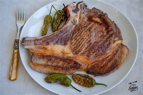 Plato de chuletón a la plancha con varias salsas acompañantes