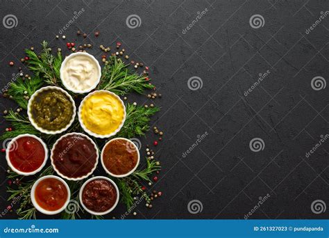 Mesa con diferentes tipos de salsas en pequeños recipientes