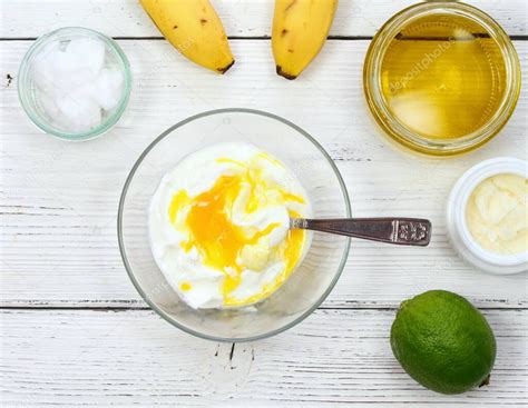 Variedad de ingredientes naturales (aguacate, huevo, café, fresas) en cuencos pequeños, listos para mezclar con mayonesa