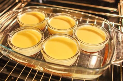 Flan de plátano horneándose a baño maría en el horno.