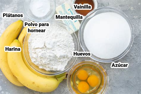 Proceso de batido de los ingredientes para el panqué de plátano.