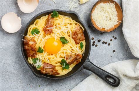 Imagen de fideos con cebolla y huevo revueltos terminados