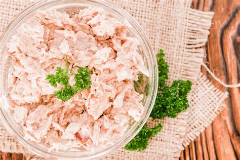 Ensalada de salmón en lata lista para servir