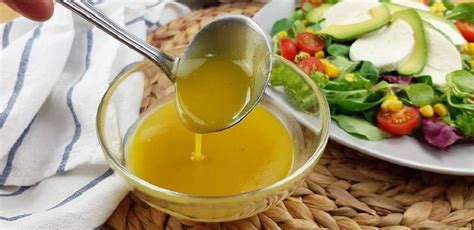 Aderezo de mostaza y miel siendo vertido sobre una ensalada