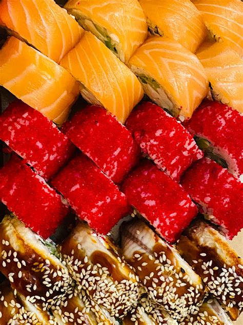Sushi de gran tamaño con abundante pescado
