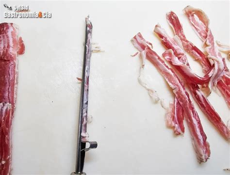 Esquema o diagrama detallado de la técnica de mechar la carne con cuchillo, mostrando la dirección de los cortes y la inserción de vegetales