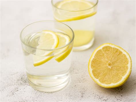 Un vaso de agua con una cucharada de vinagre de manzana y una rodaja de limón.