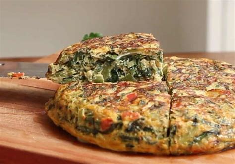 fotografía de una tortilla de acelga servida con ensalada chilena
